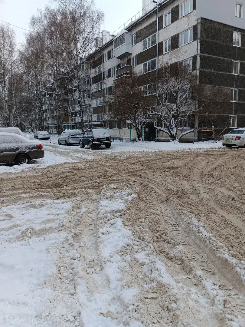 Снежные баррикады на улице Димитрова: пешеходы и водители в отчаянии