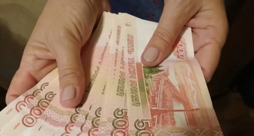 Жительница Коми похитила 65 тысяч рублей у знакомого, хвастающего деньгами
