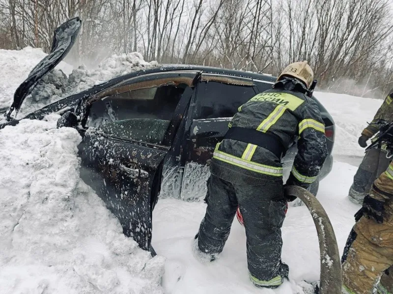 Жители Коми потушили горящую иномарку до приезда огнеборцев
