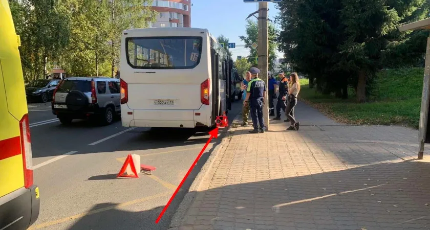 В одном из городов Коми пенсионерка выпала из автобуса
