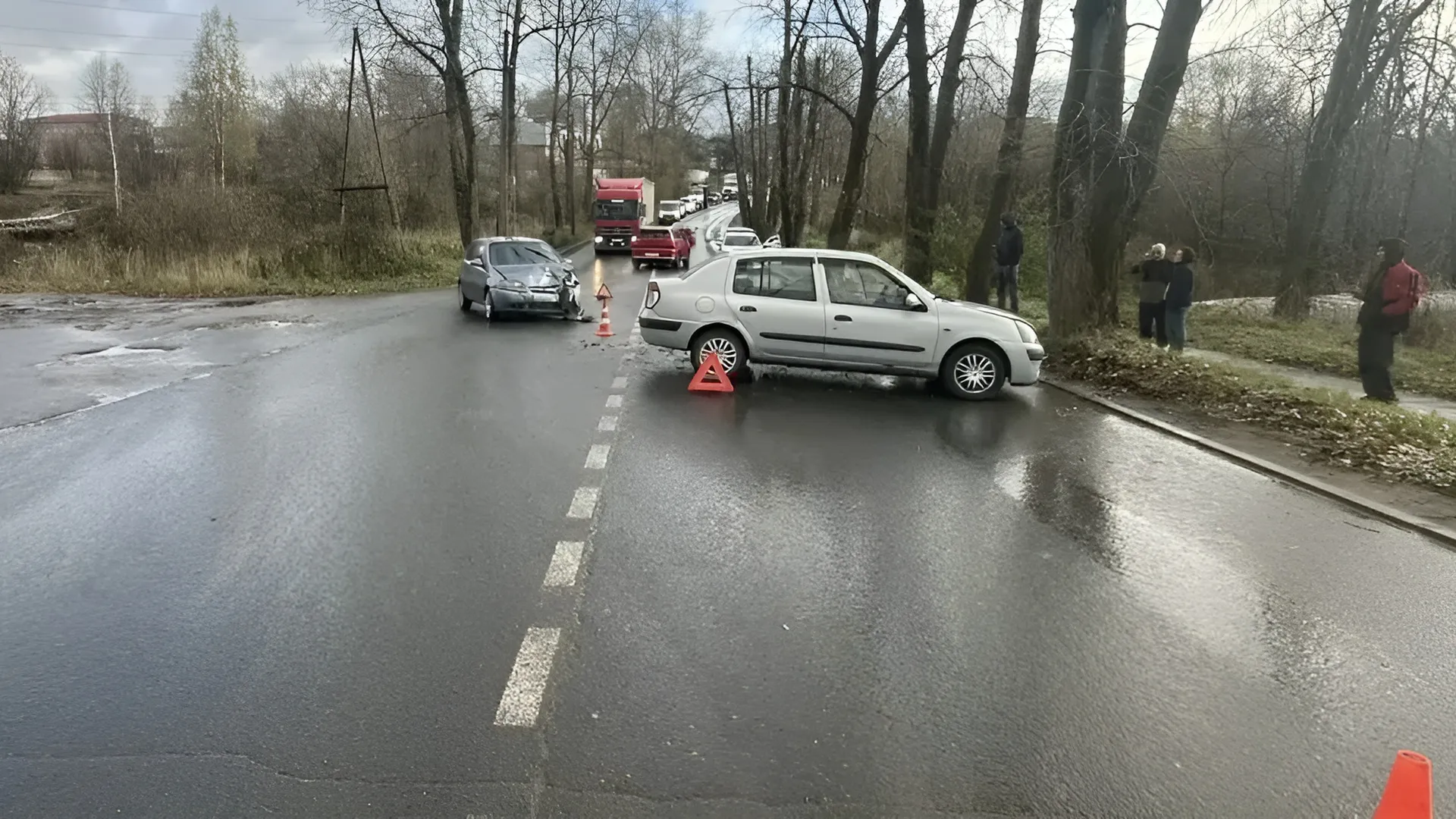 В Сыктывкаре иномарки не уступили дорогу и спровоцировали два ДТП