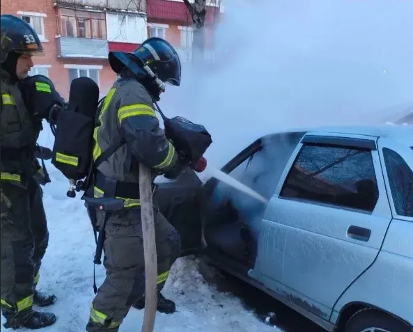 В Коми пожарные потушили легковушку, вспыхнувшую во дворе дома