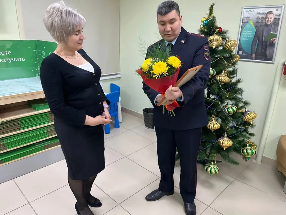В Инте сотрудницы банка спасли пенсионера от мошенников