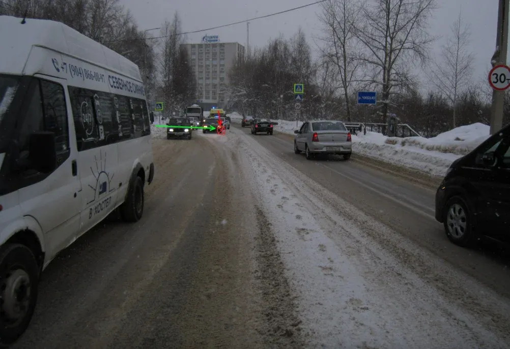 В Коми двое детей съехали с горки под колёса автомобиля