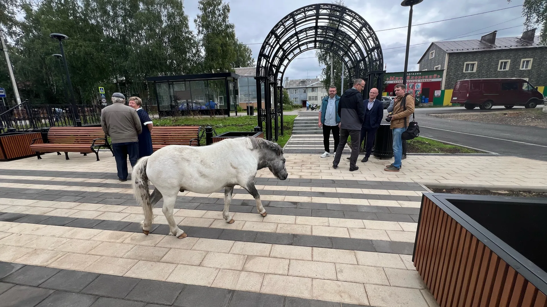 В Сыктывкарском поселке завершается благоустройство сквера с ротондой и мостиком