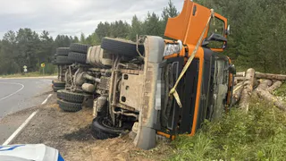Фура Volvo съехала в кювет в Сысольском районе Коми