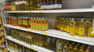 Янтарная жижа в бутылке: это растительное масло точно стоит обходить. Раскрыт черный список Роскачества