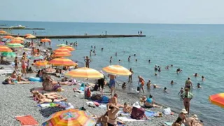 Уже ничего не помогает: отдыхающие в Геленджике и Анапе массово сетуют на новую беду — отпускникам приходится очень туго