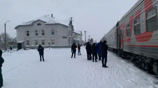 Никогда не предложат сами: проводники должны оказать эту услугу каждому пассажиру поезда — правило действует и в купе, и в плацкарте