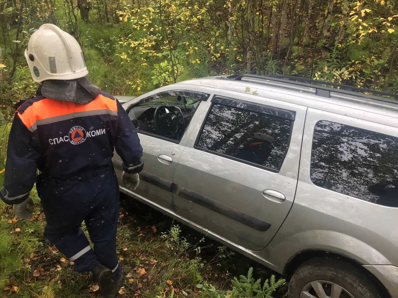В Коми 5 человек и автомобиль LADA Largus оказались в кювете