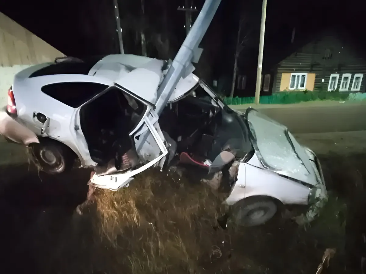 В Коми «Лада» съехала с сельской улицы и врезалась в опору ЛЭП