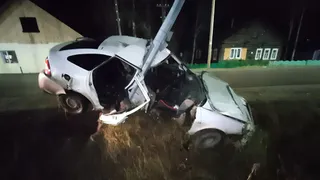 В Коми «Лада» съехала с сельской улицы и врезалась в опору ЛЭП