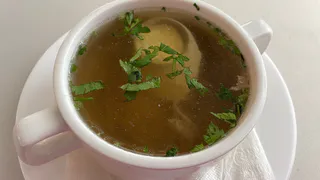 Куриный бульон будет прозрачнее слезы: добавьте при варке мяса этот ингредиент — вкуснейший суп гарантирован