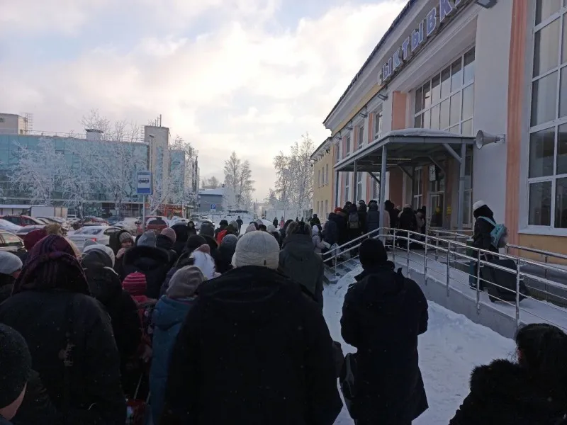 В Коми пожаловались на очереди при входе на один из ж/д вокзалов