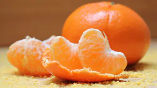 Не выкидывайте мандариновую кожуру: опытные хозяйки раскрыли как получить полезное средство для всего дома