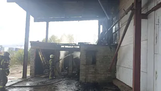 В столице Коми пожарные потушили две хозпостройки и квартиру