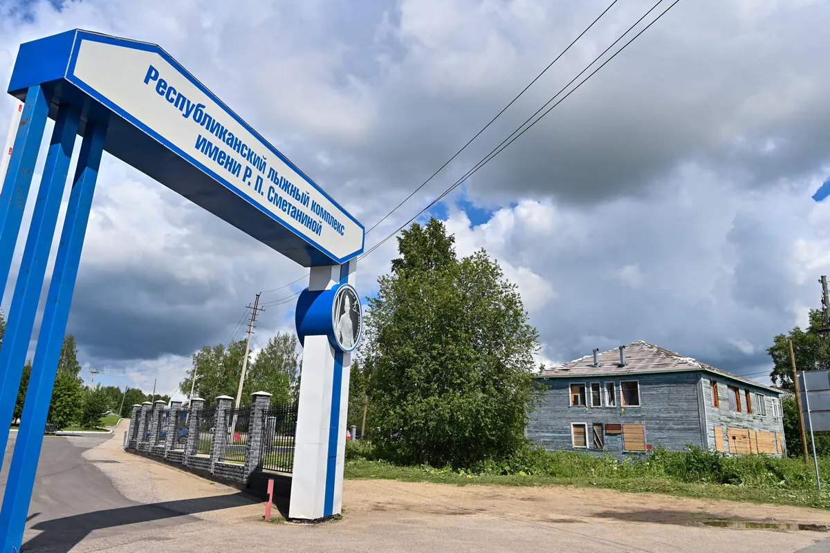 Под Сыктывкаром расчищают территорию для новой парковки у стадиона Сметаниной