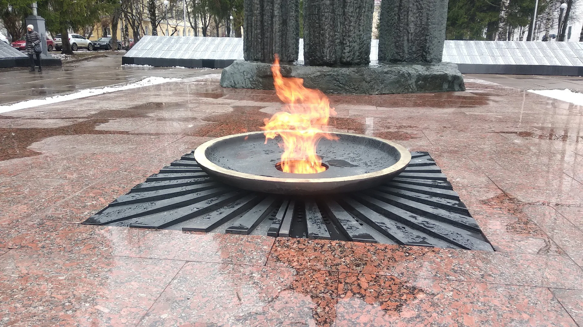 В Сыктывкаре после долгого отключения зажгли “Вечный огонь”