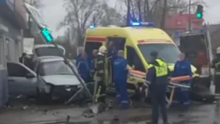 В Сыктывкаре реанимобиль на красный протаранил легковушку: семеро пострадавших