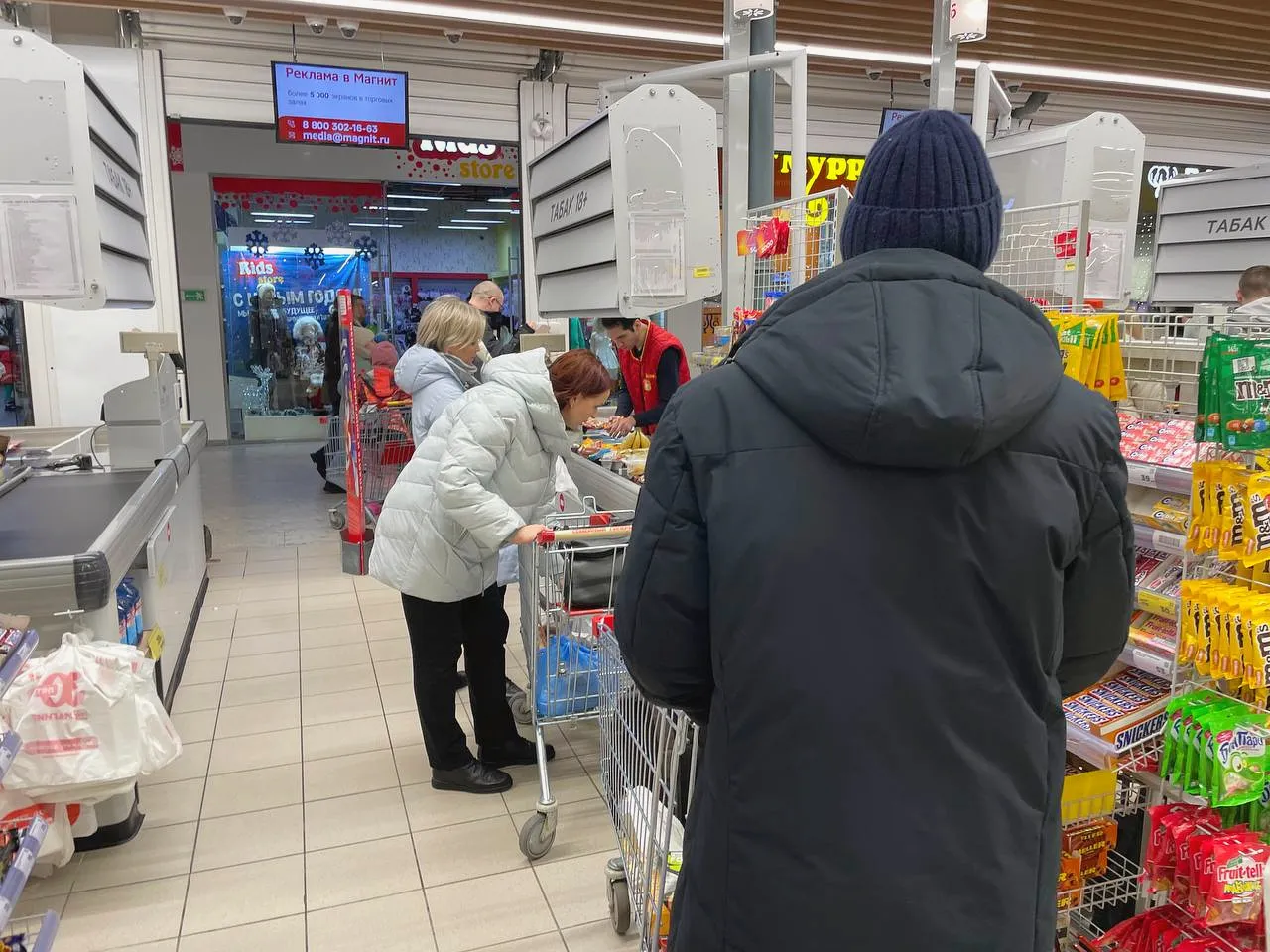 Больше не расплачиваюсь картой в магазинах - оказалось, сотрудники "Пятерочки" и "Магнита" внимательно изучают эти данные