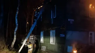 В Коми при пожаре в жилом доме погиб мужчина, ещё двенадцать человек спаслись