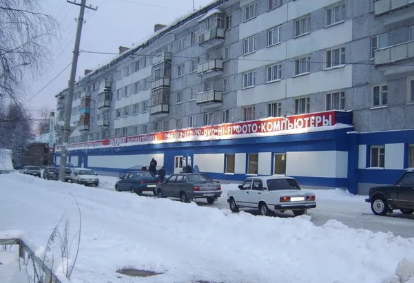 В Коми девушка выпала из окна 5-го этажа