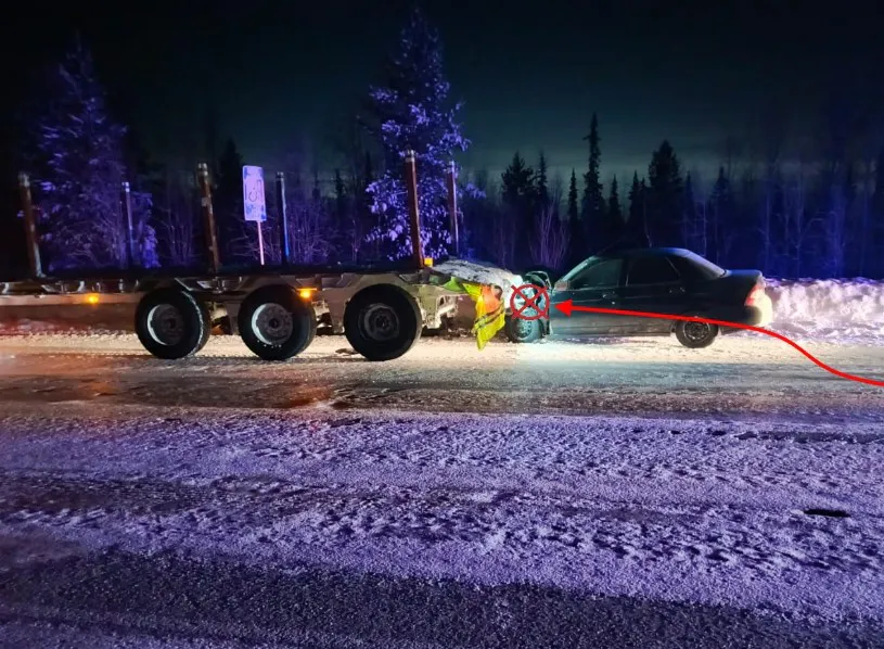 В Коми водитель Lada не удержал контроль и врезался в грузовик на обочине