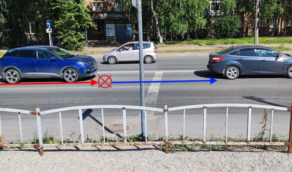 В Сыктывкаре автоледи на Peugeot "догнала" Ford Focus на Морозова