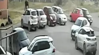 В Коми пьяный мужчина повредил чужую иномарку и уснул на её крыше