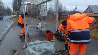 В Сыктывкаре неизвестные вандалы повредили остановочный павильон "Скала"