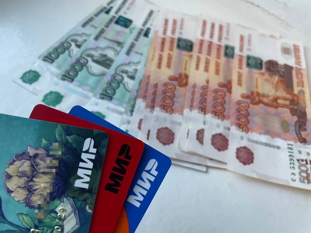 Каждый получит по 10 000 рублей с 5 апреля. Деньги поступят на карту «Мир» и не только