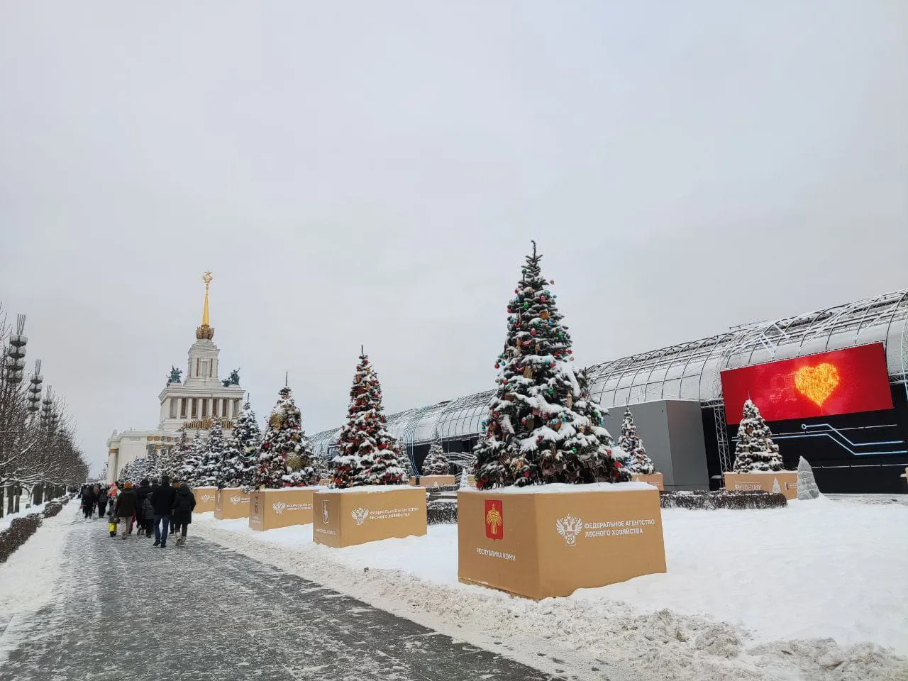 Ёлку Коми на выставке "Россия" украсили мастера народных промыслов