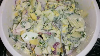 Один из очень простых и вкусных салатов: в нем всего три ингредиента
