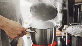 Кипячу туалетную бумагу — и все, угощение на 3 дня полностью готово: оценили все соседи