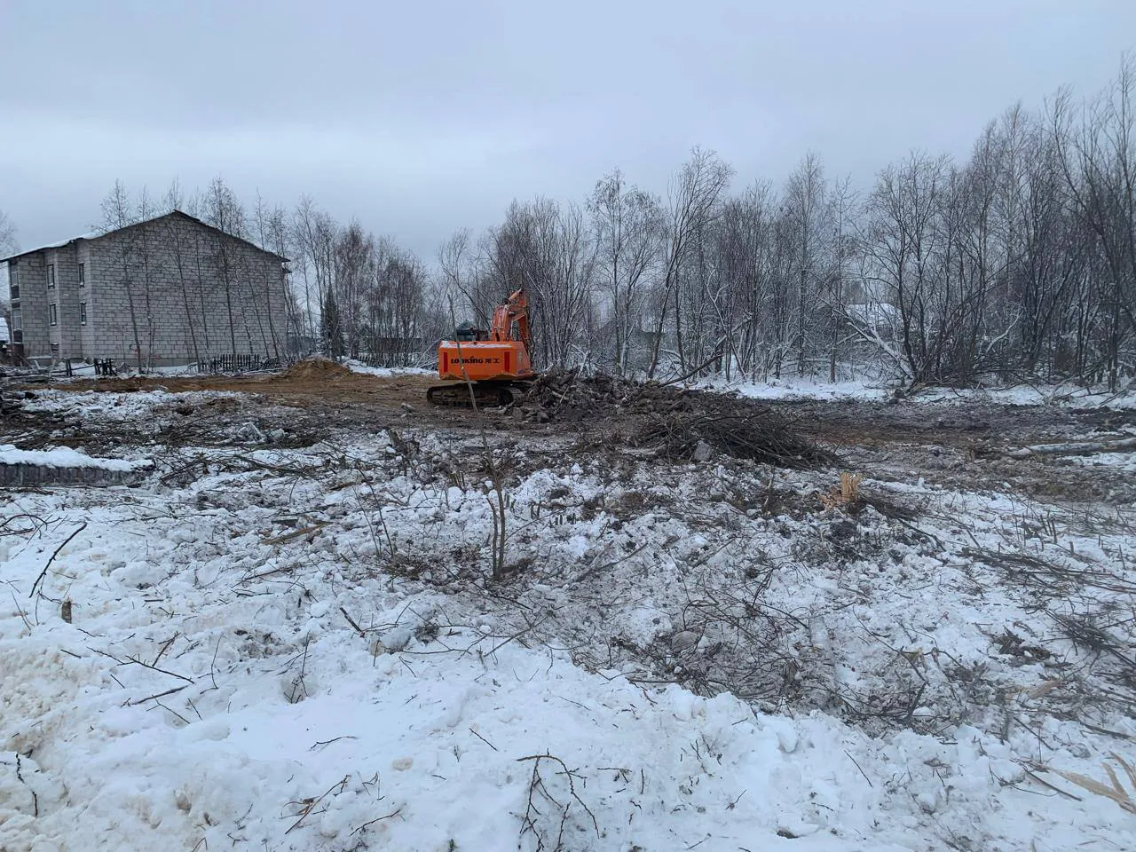 В селе Коми по иску прокурора района снесли недострои и заброшенные здания