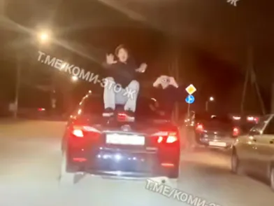 Сыктывкарские полицейские наказали водителя и пассажиров за опасные трюки на дороге