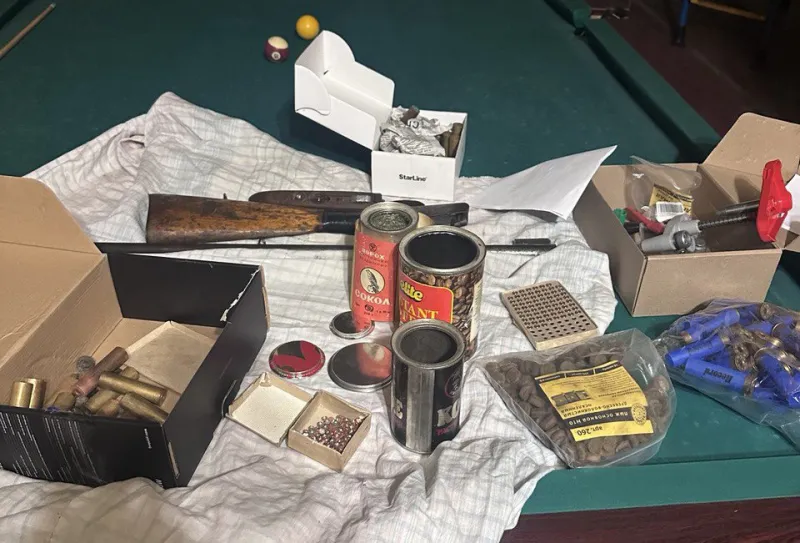 Полицейские нашли порох, патроны и ружье в гараже воркутинца